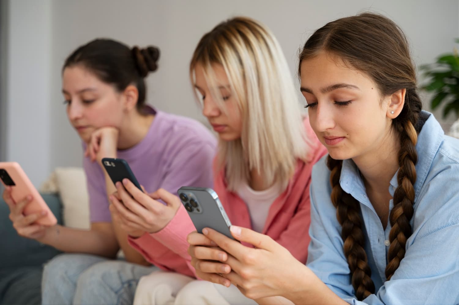 Adolescentes prestando atención a sus teléfonos