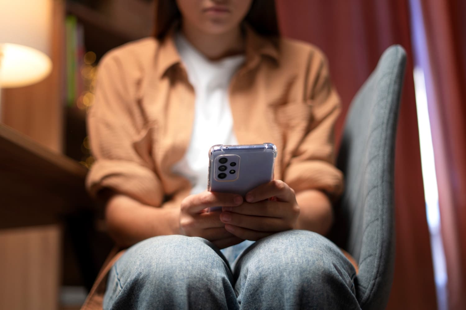 Adolescente sufriendo adicción a las redes sociales